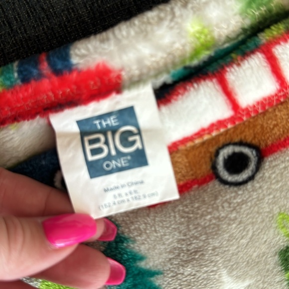THE BIG ONE 5’6’ Throw Blanket in Holiday Cars - Picture 4 of 5